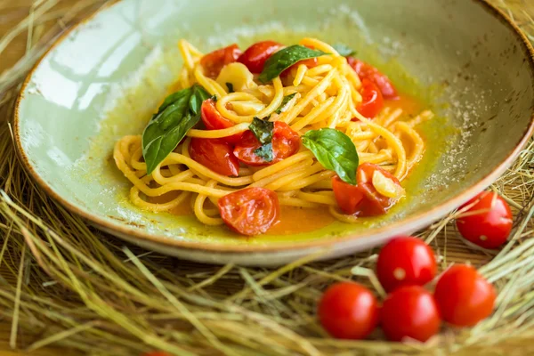 Hausgemachte Nudeln mit Basilikum und Tomaten — Stockfoto