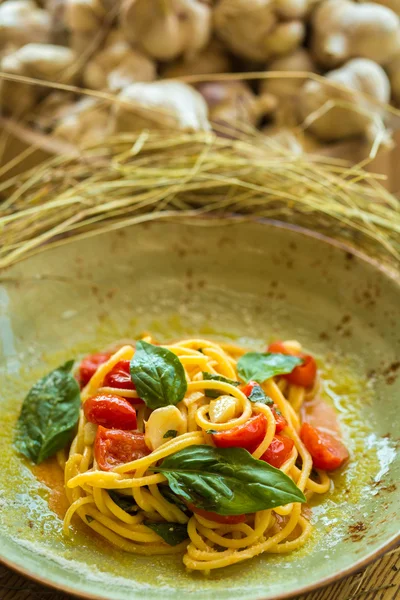 Massa caseira com manjericão e tomate — Fotografia de Stock