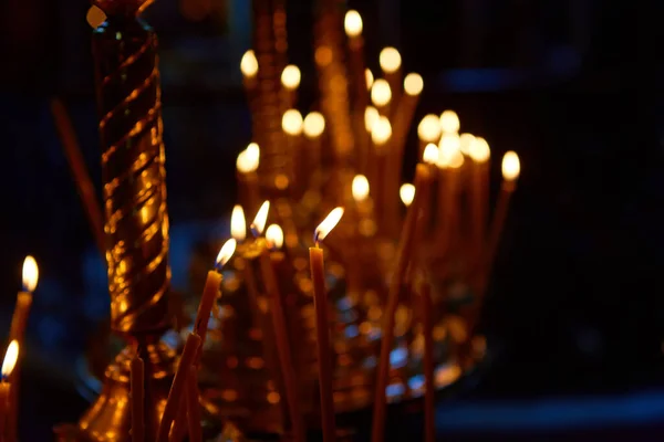 Le candele nella Chiesa. Dof poco profondo. — Foto Stock