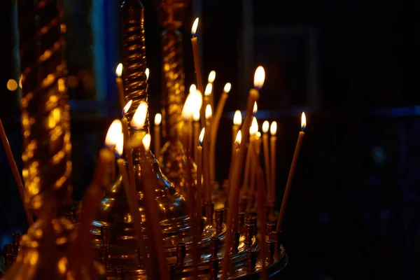 Le candele nella Chiesa. Dof poco profondo. — Foto Stock