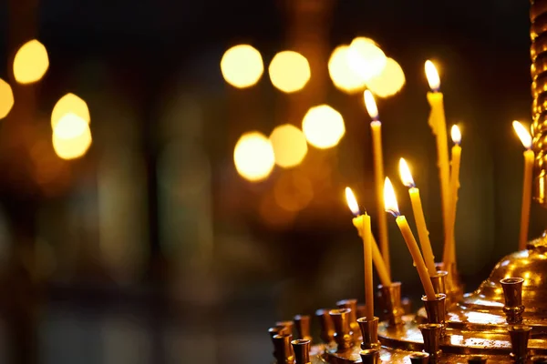 Le candele nella Chiesa. Dof poco profondo. — Foto Stock