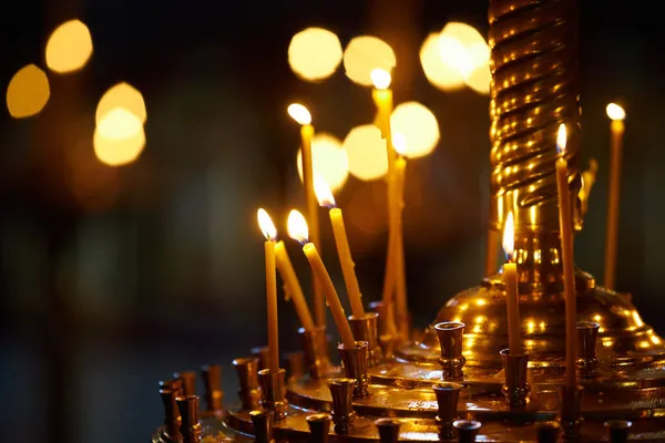 De kaarsen in de kerk. Ondiepe dof. — Stockfoto