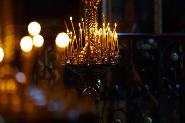 De kaarsen in de kerk. Ondiepe dof. — Stockfoto