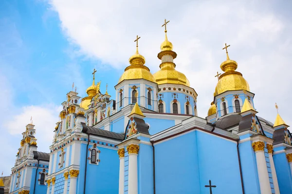 Monastero di San Michaels a cupola d'oro - famoso complesso ecclesiastico a Kiev, Ucraina — Foto Stock