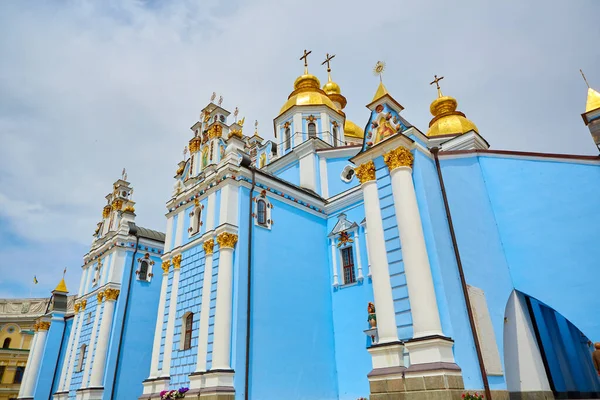 Monastero di San Michaels a cupola d'oro - famoso complesso ecclesiastico a Kiev, Ucraina — Foto Stock
