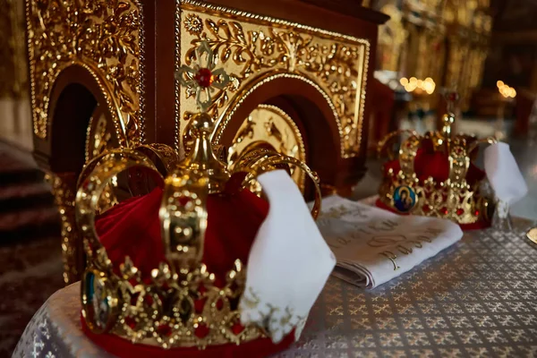 Традиційні весільні корони в церкві. Весільна корона в церкві готова до весільної церемонії — стокове фото