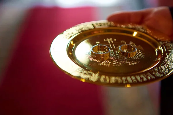 Anéis de casamento na igreja prontos para a cerimônia de casamento. Fecha. Dof rasa — Fotografia de Stock