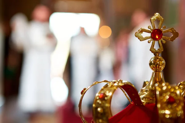 Traditionele huwelijkskronen in een kerk. Bruiloftskroon in kerk klaar voor huwelijksceremonie. — Stockfoto