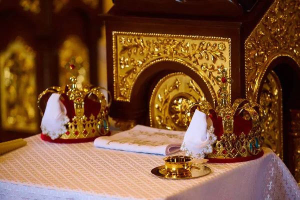 Geleneksel düğün taçları kilisede. Kilisede düğün tacı hazır.