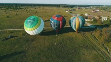 Güneşli Dağlar 'da Güzel Sonbahar Ormanı' nda Sıcak Hava Balonları Uçuşu Güneşli Arka plan Gezisi Seyahat Konsepti