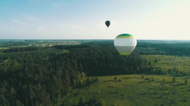 Güneşli Dağlar 'da Güzel Sonbahar Ormanı' nda Sıcak Hava Balonları Uçuşu Güneşli Arka plan Gezisi Seyahat Konsepti