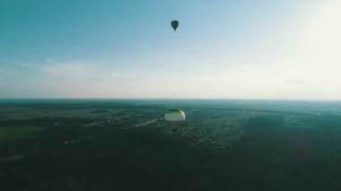 Güneşli Dağlar 'da Güzel Sonbahar Ormanı' nda Sıcak Hava Balonları Uçuşu Güneşli Arka plan Gezisi Seyahat Konsepti