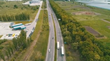 Hindistan 'daki Ulusal Otoyollar' ın insansız hava aracı görüntüsü. Trafiğin uzaktan geçişi. Açık ufuk çizgisi, Hindistan. Kırsal bölge için geniş yerleşim alanı..