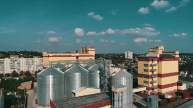 Tarım arazisi ve tahıl ambarının havadan görünüşü. Çelik Tanesi Silos Asansör Depolama Hava Videosu. Tarım Endüstrisi.