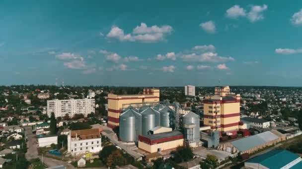 Flygfoto över jordbruksmark och sädessilo. Stålkorn Silos hissar lagring antenn video. Jordbruk. — Stockvideo