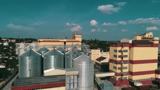 Вид с воздуха на сельскохозяйственные угодья и зернохранилища. Стальные зерновые силосы Лифты Хранение воздушного видео. Сельское хозяйство. — стоковое видео