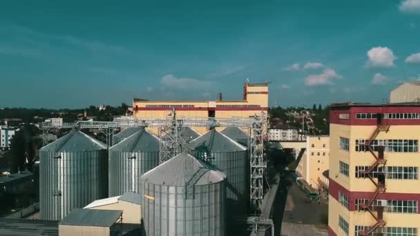 Αεροφωτογραφία της γεωργικής γης και σιλό σιτηρών. Χαλύβδινα σιλό ανύψωσης Αποθήκευση Εναέρια Βίντεο. Γεωργία Βιομηχανία. — Αρχείο Βίντεο