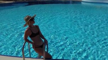 Mayolu Kadın ve Yaz Şapkalı Kadın havuzda kalıyor. Rüya Manzarası ve Tatil Hafıza Kavramı