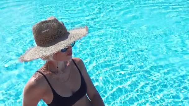 Cestovatel Turistické Bikiny Žena Klobouku Relaxační Dovolená Šťastný Dovolenou Luxusním — Stock video