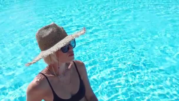 Mujer Traje Baño Sombrero Verano Permanecer Piscina Escenario Ensueño Concepto — Vídeo de stock