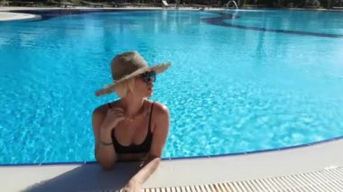 Mayolu Kadın ve Yaz Şapkalı Kadın havuzda kalıyor. Rüya Manzarası ve Tatil Hafıza Kavramı.