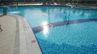 Terası geniş, yüzme havuzu ve boş güneşlik yatakları var.