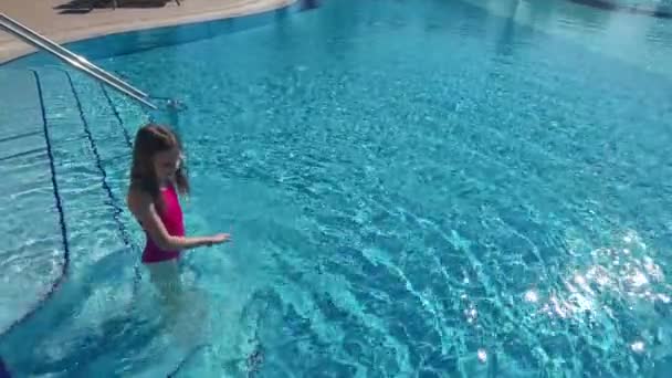 儿童在池的蓝色的水中游泳。查看从上面。跳入水中的女孩 — 图库视频影像