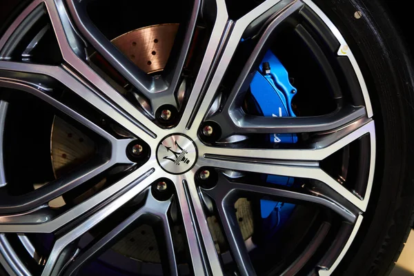 Ukraine, Kyiv - October 10, 2021: Closeup wheel with blue brake discs. Presentation of new models Maserati — Stock Photo, Image
