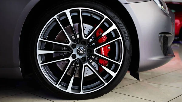 Ukraine, Kyiv - October 10, 2021: Closeup wheel with red brake discs. Presentation of new models Maserati — Fotografia de Stock