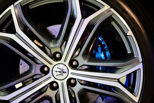 Ukraine, Kyiv - October 10, 2021: Closeup wheel with blue brake discs. Presentation of new models Maserati — 图库照片
