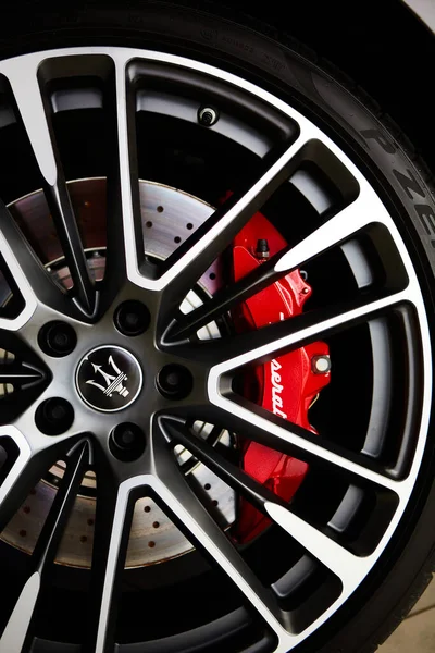 Ukraine, Kyiv - October 10, 2021: Closeup wheel with red brake discs. Presentation of new models Maserati — Fotografia de Stock