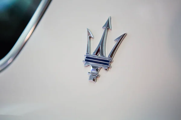 Ucrania, Kiev - 10 de octubre de 2021: Primer plano logo Maserati. Presentación de nuevos modelos Maserati — Foto de Stock