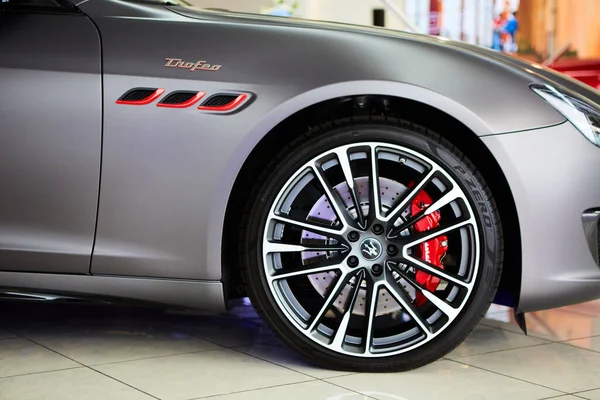 Ukraine, Kyiv - October 10, 2021: Closeup wheel with red brake discs. Presentation of new models Maserati — Stock Photo, Image