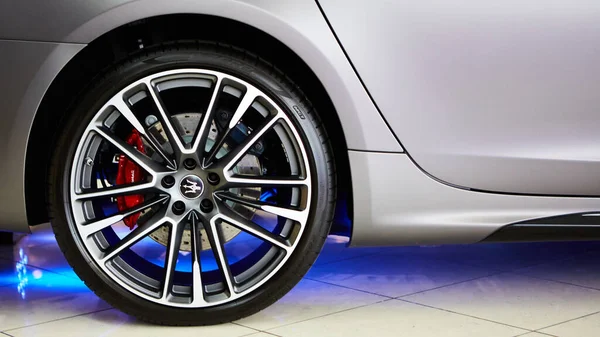 Ukraine, Kyiv - October 10, 2021: Closeup wheel with red brake discs. Presentation of new models Maserati — Stockfoto