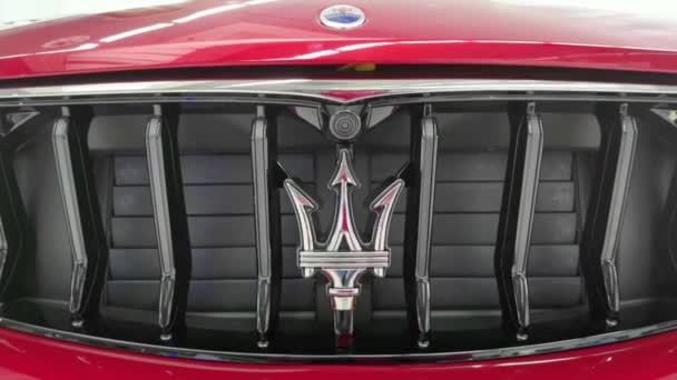 Ukraine, Kyiv - October 10, 2021: Close up logo Maserati. Presentation of new models Maserati. — Stockvideo