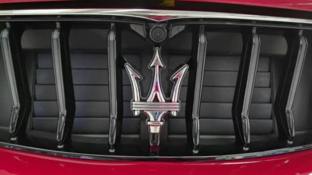 Ukraine, Kyiv - October 10, 2021: Close up logo Maserati. Presentation of new models Maserati. — Stockvideo