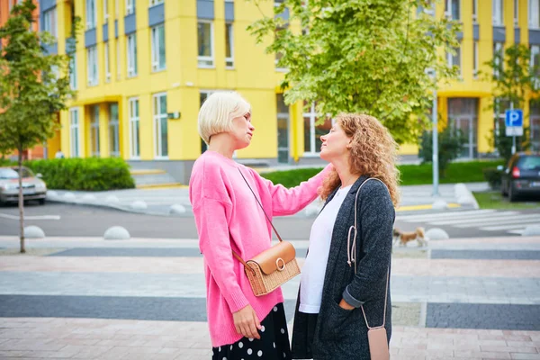 Glückliches schwangere lesbisches Paar im Freien. Homosexualität. — Stockfoto