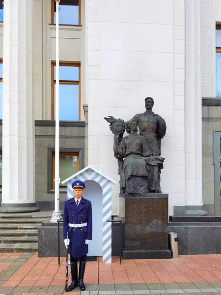 Kiev, Ukraine - January 30, 2022: A guard of honor guards the entrance to the Supreme Council of Ukraine — Stock Photo, Image