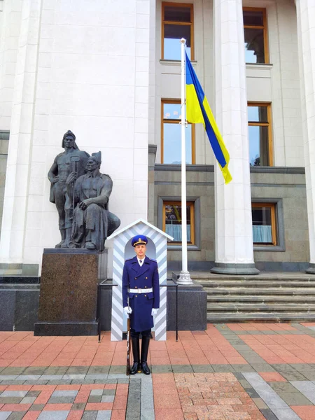 Kiev, Ucraina - 30 gennaio 2022: Una guardia d'onore sorveglia l'ingresso al Consiglio Supremo dell'Ucraina — Foto Stock