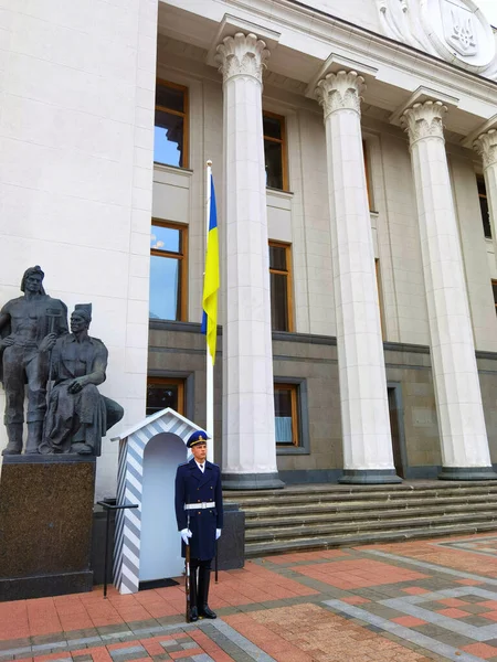 Kiev, Ucraina - 30 gennaio 2022: Una guardia d'onore sorveglia l'ingresso al Consiglio Supremo dell'Ucraina — Foto Stock
