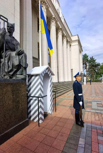 Kiev, Ucraina - 30 gennaio 2022: Una guardia d'onore sorveglia l'ingresso al Consiglio Supremo dell'Ucraina — Foto Stock