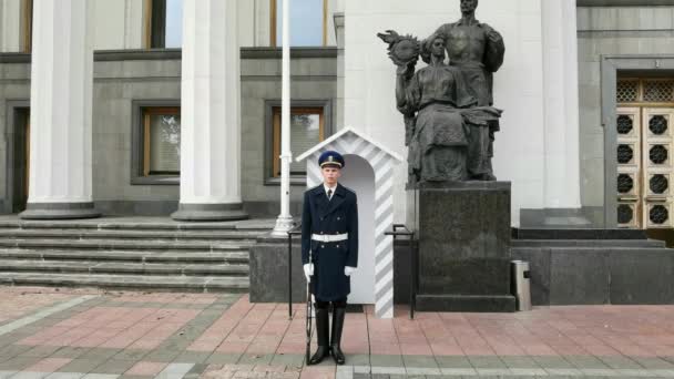 Kiev, Ucrânia - 30 de janeiro de 2022: Uma guarda de honra guarda a entrada para o Conselho Supremo da Ucrânia — Vídeo de Stock