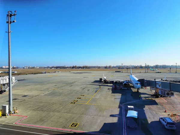 Boryspil, Oekraïne - 31 januari 2022: panoramisch uitzicht op de luchthaven. Luchthavenschort overzicht. Vliegtuigen bij de luchthavenpoorten. Kiev Boryspil Internationale luchthaven. — Stockfoto