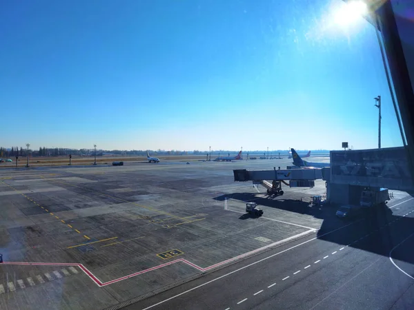 Boryspil, Ucrania - 31 de enero de 2022: Vista panorámica del aeropuerto. Vista general del aeropuerto delantal. Aviones en las puertas del aeropuerto. Kiev Boryspil Aeropuerto Internacional. — Foto de Stock