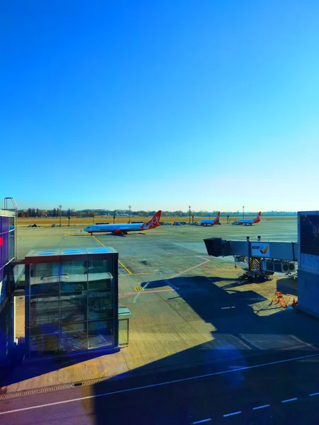 Boryspil, Oekraïne - 31 januari 2022: panoramisch uitzicht op de luchthaven. Luchthavenschort overzicht. Vliegtuigen bij de luchthavenpoorten. Kiev Boryspil Internationale luchthaven. — Stockfoto