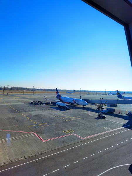 Boryspil, Ukrayna - 31 Ocak 2022: Havalimanı panoramik manzarası. Havaalanı önlüğü. Havaalanı kapılarında uçaklar var. Kiev Boryspil Uluslararası Havaalanı. — Stok fotoğraf