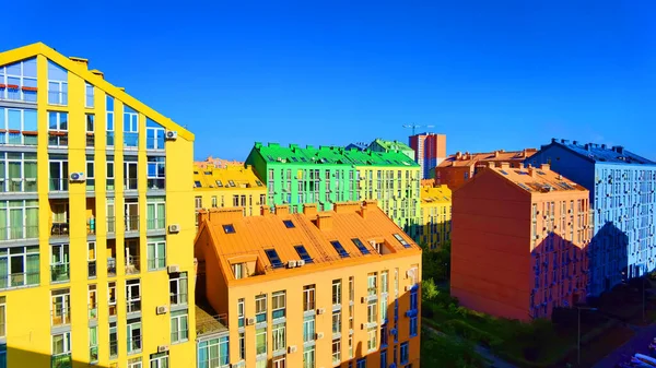 Rue avec des maisons colorées et beau design extérieur à Kiev, Ukraine. Aérien. Ville de confort — Photo