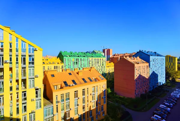 Rue avec des maisons colorées et beau design extérieur à Kiev, Ukraine. Aérien. Ville de confort — Photo