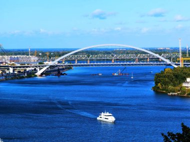 Kiev cityscape havadan üst görünümü, Dinyeper nehri ve Podol tarihi bölge silueti yukarıdan, dönme dolap ile Kontraktova meydanı, Kiev şehir, Ukrayna.
