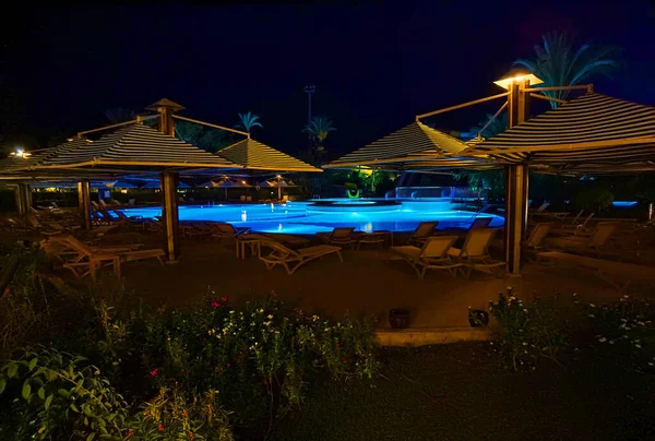 Die luxuriöse nächtliche Beleuchtung des Swimmingpools. Antalya, Türkei. — Stockfoto